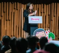 umkm_perempuan_menkomdigi Menkomdigi Meutya Hafid membuka Festival Perempuan Berdaya Berkarya di Jakarta Pusat, Selasa (21/10/2025). Ia menegaskan pentingnya peran perempuan sebagai motor penggerak ekonomi digital nasional. (Komdigi)