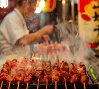 Dakkochi sate ayam Korea dipanggang dengan saus gochujang pedas manis. (idn.freepik.com/penulis/freepik)