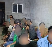 Petugas Imigrasi Sarawak mengamankan warga asing yang diduga melanggar aturan keimigrasian.