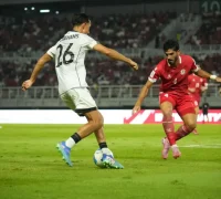 Pemain Timnas Indonesia mencoba melewati pemain Lebanon pada laga FIFA Matchday di Stadion Gelora Bung Tomo Surabaya Pemain Timnas Indonesia mencoba melewati pemain Lebanon pada laga FIFA Matchday di Stadion Gelora Bung Tomo Surabaya. (Dok. Pssi.org)