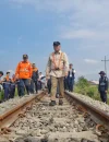Menhub Dudy Purwagandhi saat meninjau perbaikan jalur kereta api Medan–Binjai yang terdampak banjir. (dok. dephub.go.id)