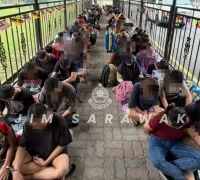 139 WNI dipulangkan dari Depot Imigrasi Semuja Sarawak melalui perbatasan ICQS Tebedu menuju Indonesia. (Foto: JIM Sarawak)