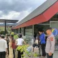 Petugas gabungan memeriksa dokumen pelintas di Pos Lintas Batas Negara Jagoi Babang, Kabupaten Bengkayang.