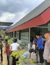 Petugas gabungan memeriksa dokumen pelintas di Pos Lintas Batas Negara Jagoi Babang, Kabupaten Bengkayang.