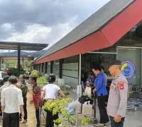 Petugas gabungan memeriksa dokumen pelintas di Pos Lintas Batas Negara Jagoi Babang, Kabupaten Bengkayang.