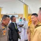 Kapolsek Pontianak Utara bersama Wali Kota Pontianak Edi Rusdi Kamtono saat meninjau penanganan korban dugaan keracunan makanan di Pontianak.