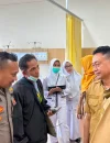 Kapolsek Pontianak Utara bersama Wali Kota Pontianak Edi Rusdi Kamtono saat meninjau penanganan korban dugaan keracunan makanan di Pontianak.