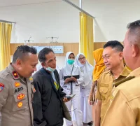 Kapolsek Pontianak Utara bersama Wali Kota Pontianak Edi Rusdi Kamtono saat meninjau penanganan korban dugaan keracunan makanan di Pontianak.