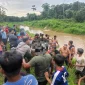 Petugas gabungan bersama warga mengevakuasi korban yang ditemukan meninggal dunia di kawasan Parit Jumbo, Singkawang.