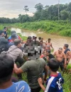 Petugas gabungan bersama warga mengevakuasi korban yang ditemukan meninggal dunia di kawasan Parit Jumbo, Singkawang.