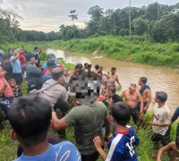 Petugas gabungan bersama warga mengevakuasi korban yang ditemukan meninggal dunia di kawasan Parit Jumbo, Singkawang.