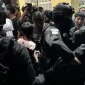 Petugas Polres Singkawang bersama Tim Patroli Perintis Presisi menindaklanjuti laporan warga melalui layanan 110 di lokasi kejadian.