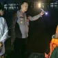 Petugas kepolisian melakukan olah TKP di lokasi penemuan mayat tanpa identitas di tepian Sungai Kapuas, Pontianak Timur.