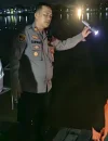 Petugas kepolisian melakukan olah TKP di lokasi penemuan mayat tanpa identitas di tepian Sungai Kapuas, Pontianak Timur.