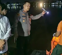 Petugas kepolisian melakukan olah TKP di lokasi penemuan mayat tanpa identitas di tepian Sungai Kapuas, Pontianak Timur.