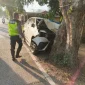 Mobil minibus ringsek usai menabrak pohon di Jalan Khatulistiwa Pontianak Utara.