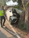 Mobil minibus ringsek usai menabrak pohon di Jalan Khatulistiwa Pontianak Utara.