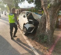 Mobil minibus ringsek usai menabrak pohon di Jalan Khatulistiwa Pontianak Utara.