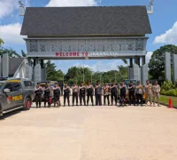 Personel Polres Bengkayang dan Unit K9 Polda Kalbar melaksanakan patroli pengamanan perbatasan di kawasan PLBN Jagoi Babang.