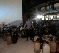 Polisi mengamankan 37 jerigen Pertalite dan sepeda motor bertangki siluman dalam pengungkapan dugaan penimbunan BBM bersubsidi di Pontianak.