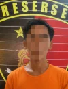 Petugas Polsek Singkawang Barat mengamankan pelaku dugaan pencurian BBM solar di Dermaga Sungai Kuala beserta barang bukti jeriken berisi solar.