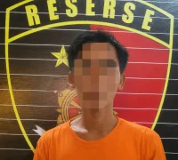 Petugas Polsek Singkawang Barat mengamankan pelaku dugaan pencurian BBM solar di Dermaga Sungai Kuala beserta barang bukti jeriken berisi solar.