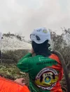 Tim SAR Ditsamapta Polda Kalbar memadamkan karhutla di Desa Limbung, Kubu Raya.