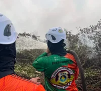 Tim SAR Ditsamapta Polda Kalbar memadamkan karhutla di Desa Limbung, Kubu Raya.