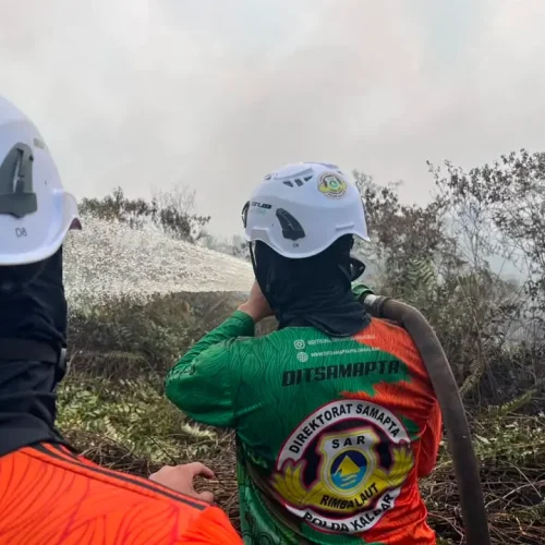 Tim SAR Ditsamapta Polda Kalbar memadamkan karhutla di Desa Limbung, Kubu Raya.