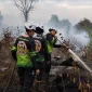 Tim SAR Ditsamapta Polda Kalbar melakukan pembasahan di lokasi bekas karhutla di belakang Bandara Supadio, Kubu Raya, guna mencegah api kembali menyala.