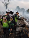 Tim SAR Ditsamapta Polda Kalbar melakukan pembasahan di lokasi bekas karhutla di belakang Bandara Supadio, Kubu Raya, guna mencegah api kembali menyala.