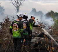 Tim SAR Ditsamapta Polda Kalbar melakukan pembasahan di lokasi bekas karhutla di belakang Bandara Supadio, Kubu Raya, guna mencegah api kembali menyala.