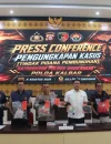 Polisi menunjukkan barang bukti kasus penembakan maut di Singkawang yang diduga dipicu sengketa tanah antar saudara.