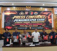 Polisi menunjukkan barang bukti kasus penembakan maut di Singkawang yang diduga dipicu sengketa tanah antar saudara.