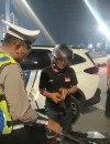 Polisi menertibkan sepeda motor berknalpot brong dalam razia Satlantas Polresta Pontianak.