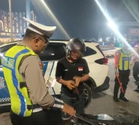 Polisi menertibkan sepeda motor berknalpot brong dalam razia Satlantas Polresta Pontianak.