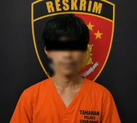 Terlapor kasus dugaan persetubuhan anak di Singkawang saat menjalani pemeriksaan polisi.