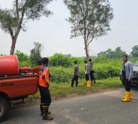 Polisi dan petugas damkar memantau lokasi rawan karhutla serta mengecek sumber air di Pontianak Utara.