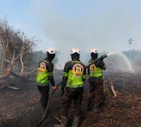 Tim SAR Polda Kalbar memadamkan titik api di Desa Punggur Kecil, Kubu Raya. (Foto: Hms-Polda Kalbar)