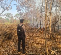 Personel Polsek Pontianak Selatan melakukan patroli dan pengecekan lahan gambut untuk mencegah karhutla di Kecamatan Pontianak Selatan.
