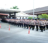300 personel Brimob Kaltim dan Bali diberangkatkan ke Kalbar untuk menangani karhutla. (Foto: Polri)