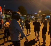 Kelompok remaja diduga membawa senjata tajam di kawasan Perum 1 Pontianak. (Foto: Res-Pontianak)