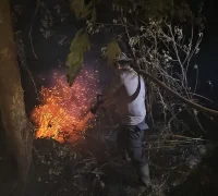 Petugas gabungan memadamkan kebakaran gambut di Parit Sembin Kubu Raya. (Foto: Res-KKR)