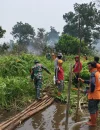 Tim gabungan melakukan pemadaman dan pendinginan karhutla di lahan gambut Sungai Rasau, Singkawang Utara. (Foto: Res-Skw)