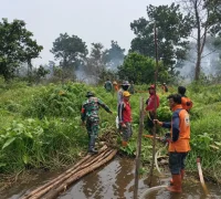 Tim gabungan melakukan pemadaman dan pendinginan karhutla di lahan gambut Sungai Rasau, Singkawang Utara. (Foto: Res-Skw)
