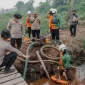 Kapolda Kalbar Irjen Pol Alberd Teddy Sianipar mengecek lokasi karhutla di lahan gambut Kubu Raya. (Foto: Hms-Polda Kalbar)
