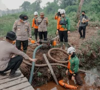 Kapolda Kalbar Irjen Pol Alberd Teddy Sianipar mengecek lokasi karhutla di lahan gambut Kubu Raya. (Foto: Hms-Polda Kalbar)