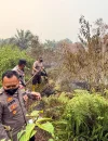 Polisi dan warga berjibaku memadamkan karhutla di kawasan Jalan Sungai Selamat, Pontianak Utara. (Foto: Res-Pontianak)