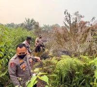 Polisi dan warga berjibaku memadamkan karhutla di kawasan Jalan Sungai Selamat, Pontianak Utara. (Foto: Res-Pontianak)