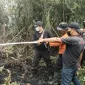 Tim gabungan menyisir dan melakukan pendinginan sisa bara karhutla di Sungai Rasau, Singkawang Utara. (Foto: Res-Skw)